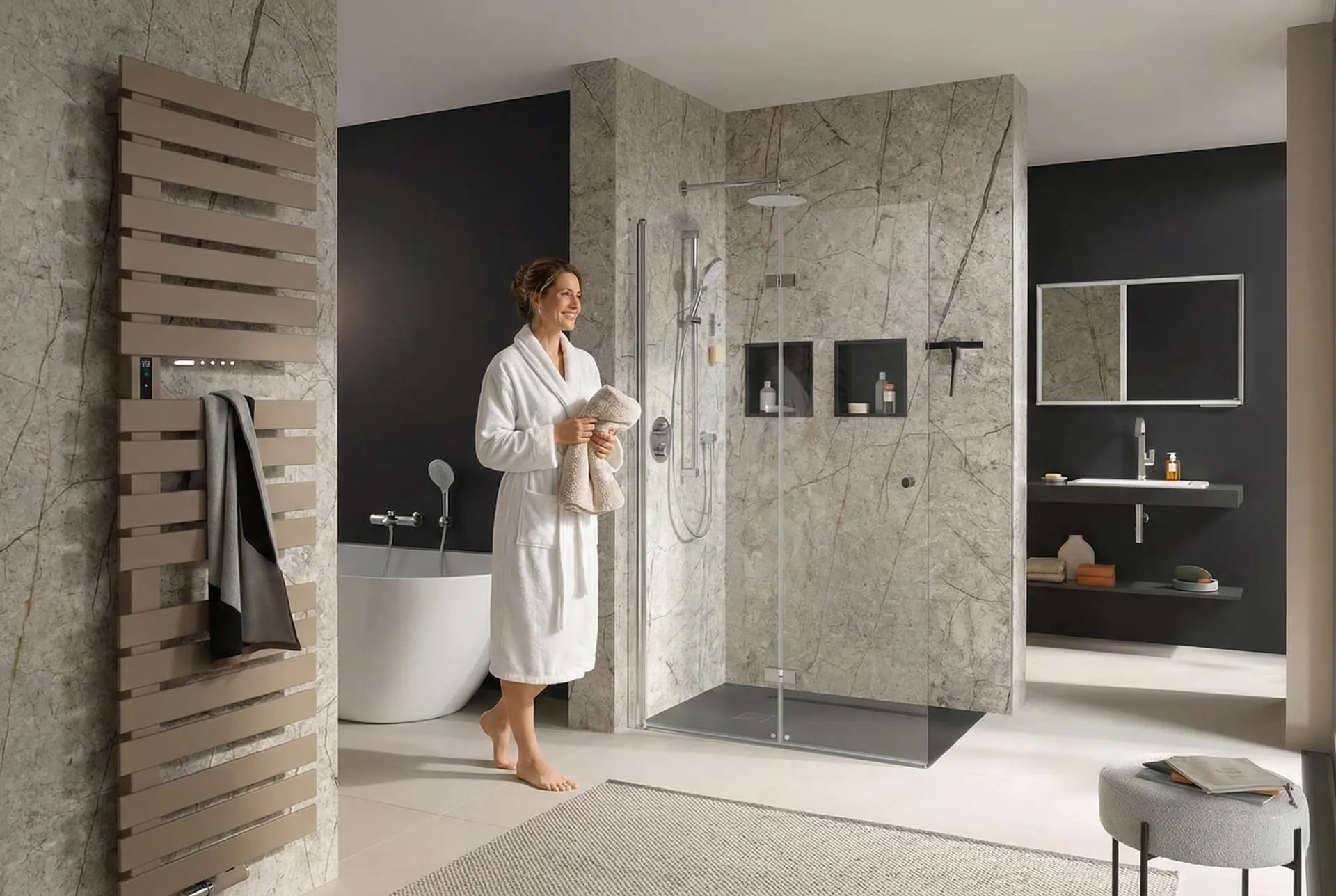 Bodengleiche Dusche mit Glasabtrennung neben freistehender Badewanne